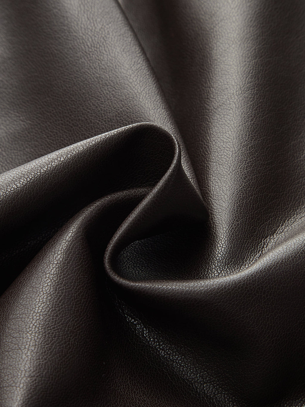 Shorts mit elastischem Bund und Kordelzug aus Kunstleder
