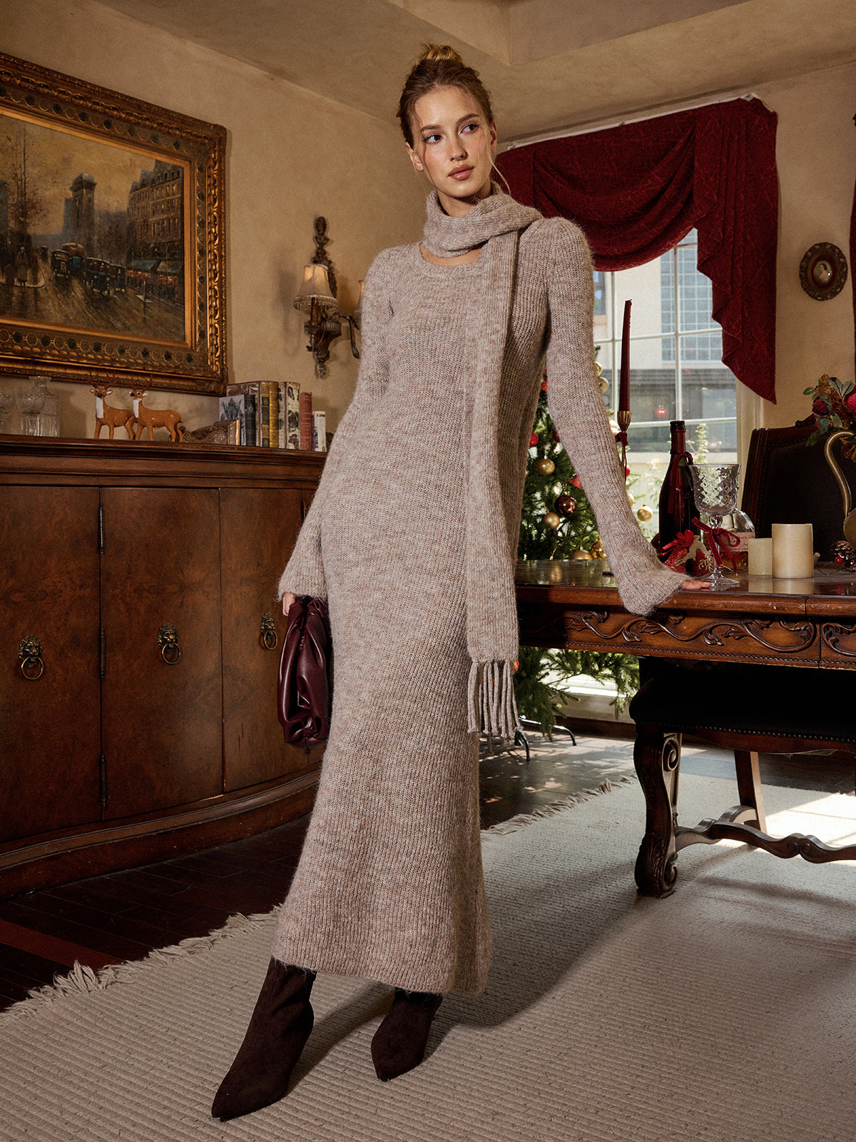 Langärmeliges Strickmaxikleid mit Schal