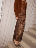 Jupe longue en satin et dentelle