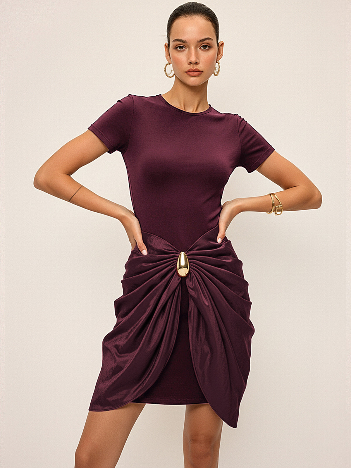 Robe à Manches Courtes avec Boucle Métallique Froncée