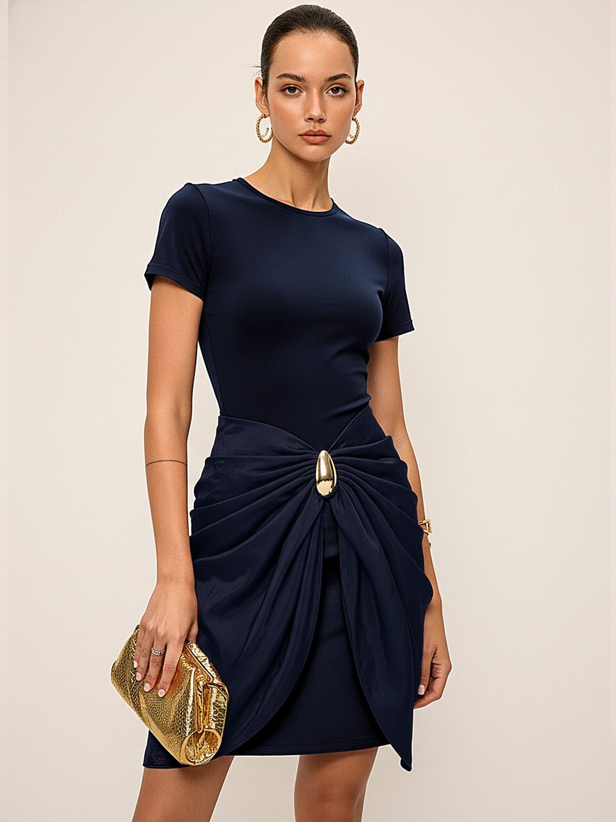 Robe à Manches Courtes avec Boucle Métallique Froncée