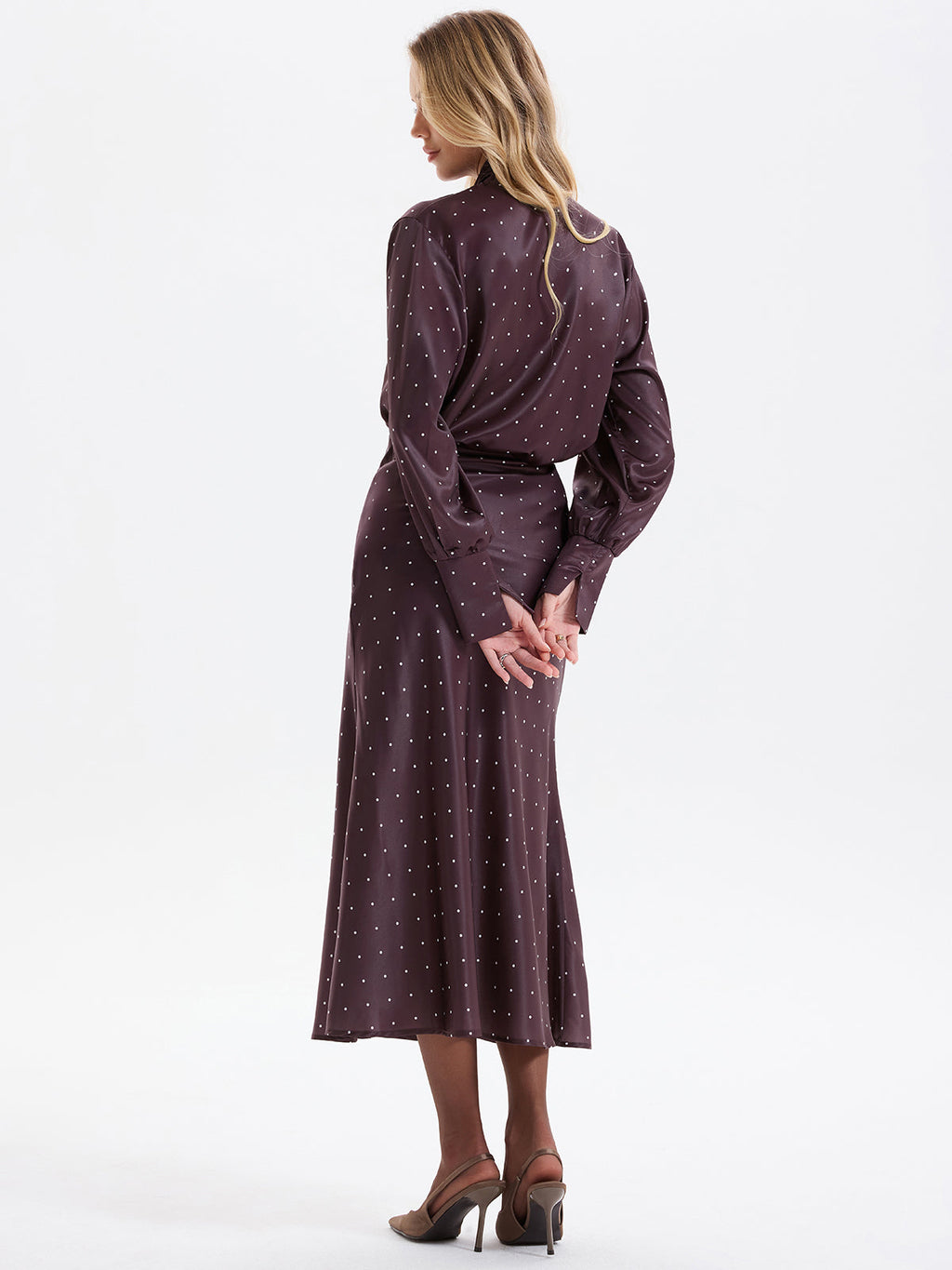 Ensemble blouse à pois avec nœud papillon et jupe mi-longue