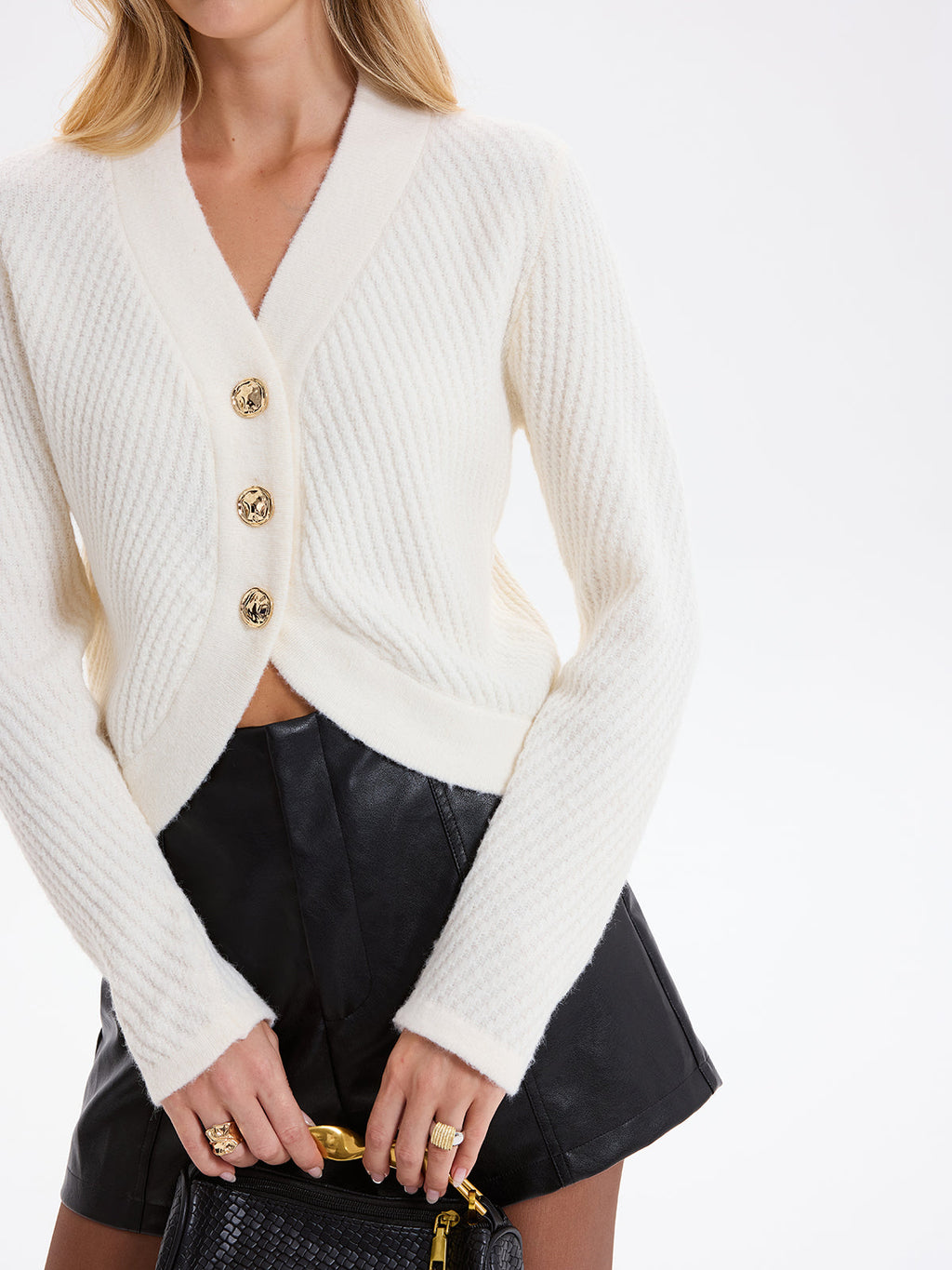 Strickjacke mit gebogenem Saum und Metallknöpfen