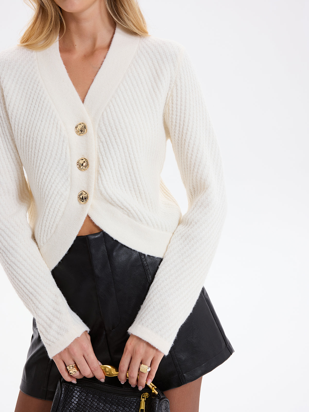 Strickjacke mit gebogenem Saum und Metallknöpfen