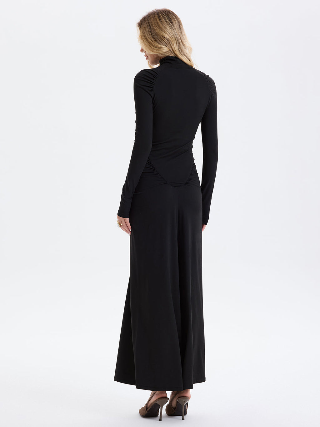 Robe longue trapèze avec col montant, fronces et détails boutonnés