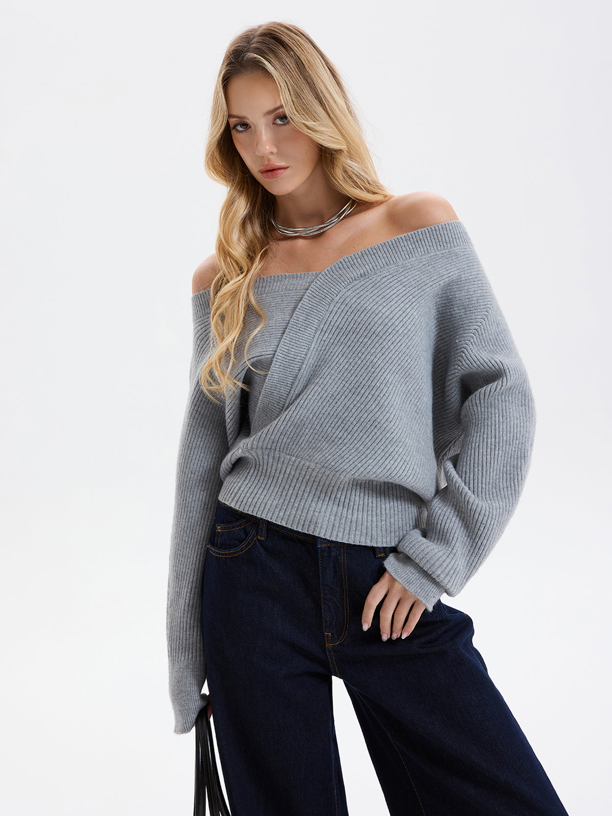 Pull côtelé asymétrique à épaule dénudée
