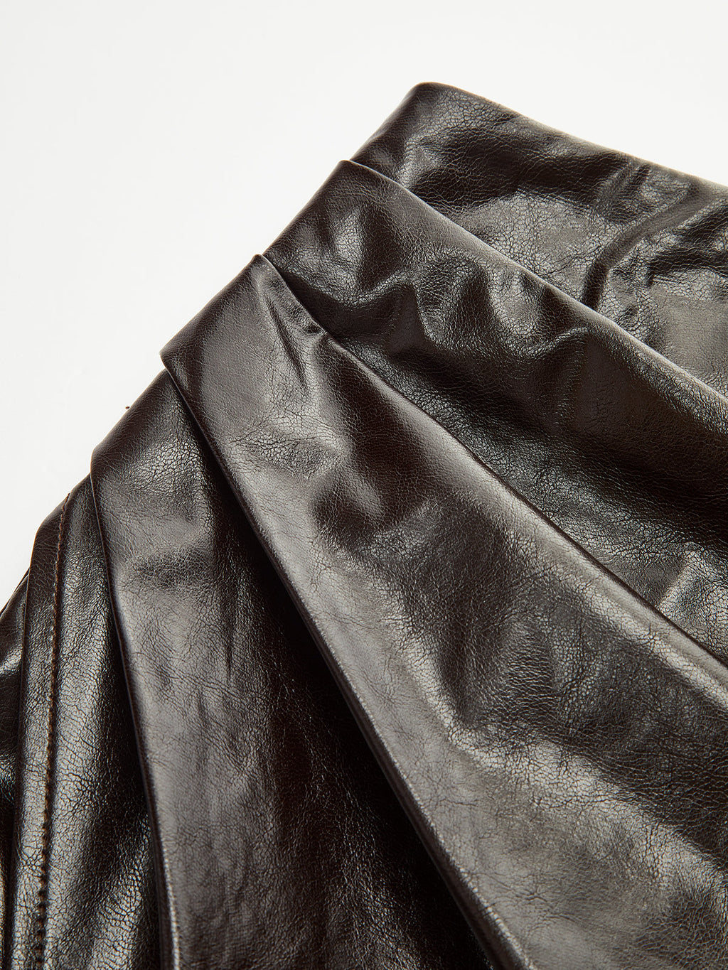 Jupe midi asymétrique fendue en similicuir plissé