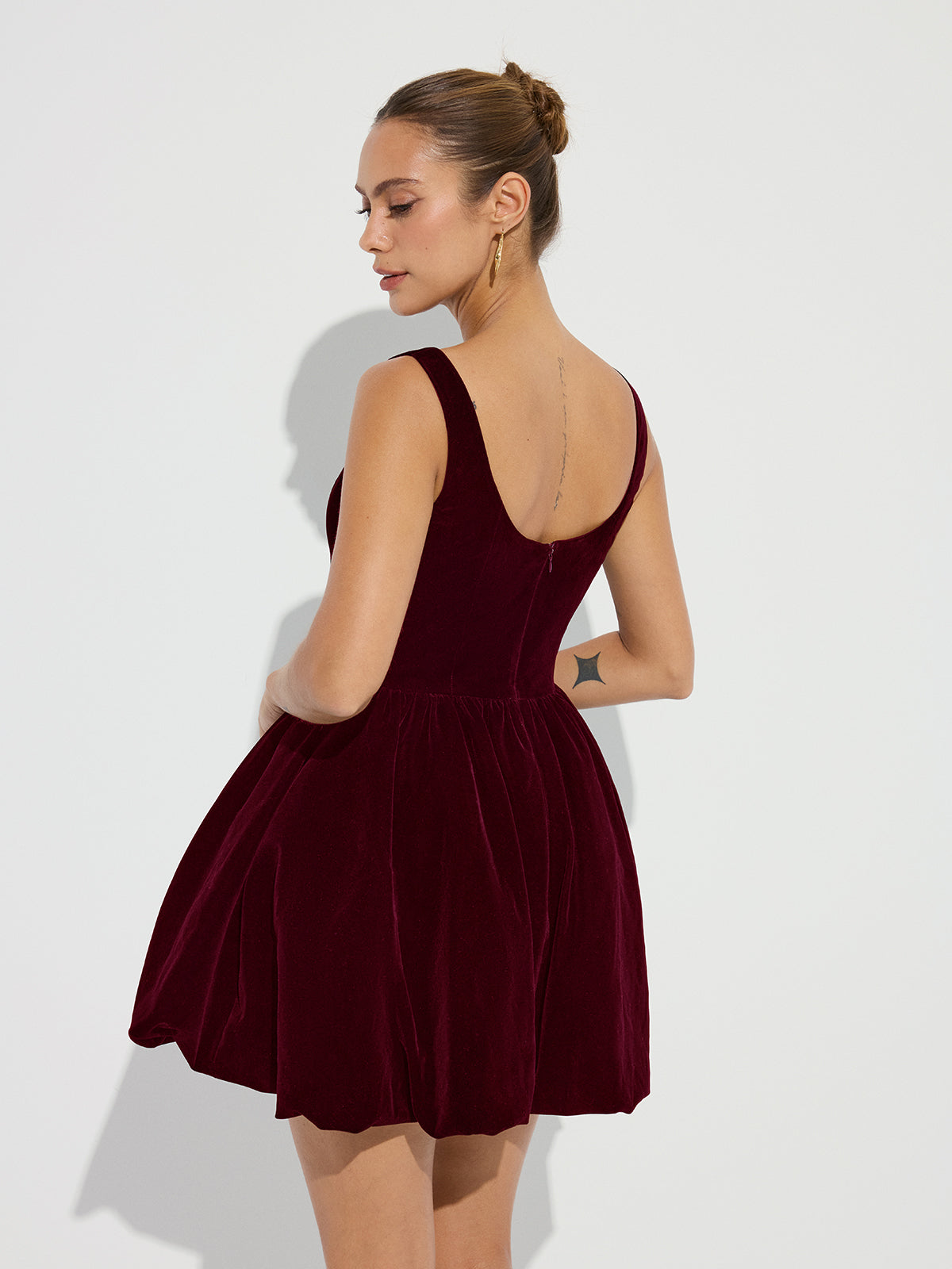 Mini-robe en velours à bretelles avec ourlet tulipe