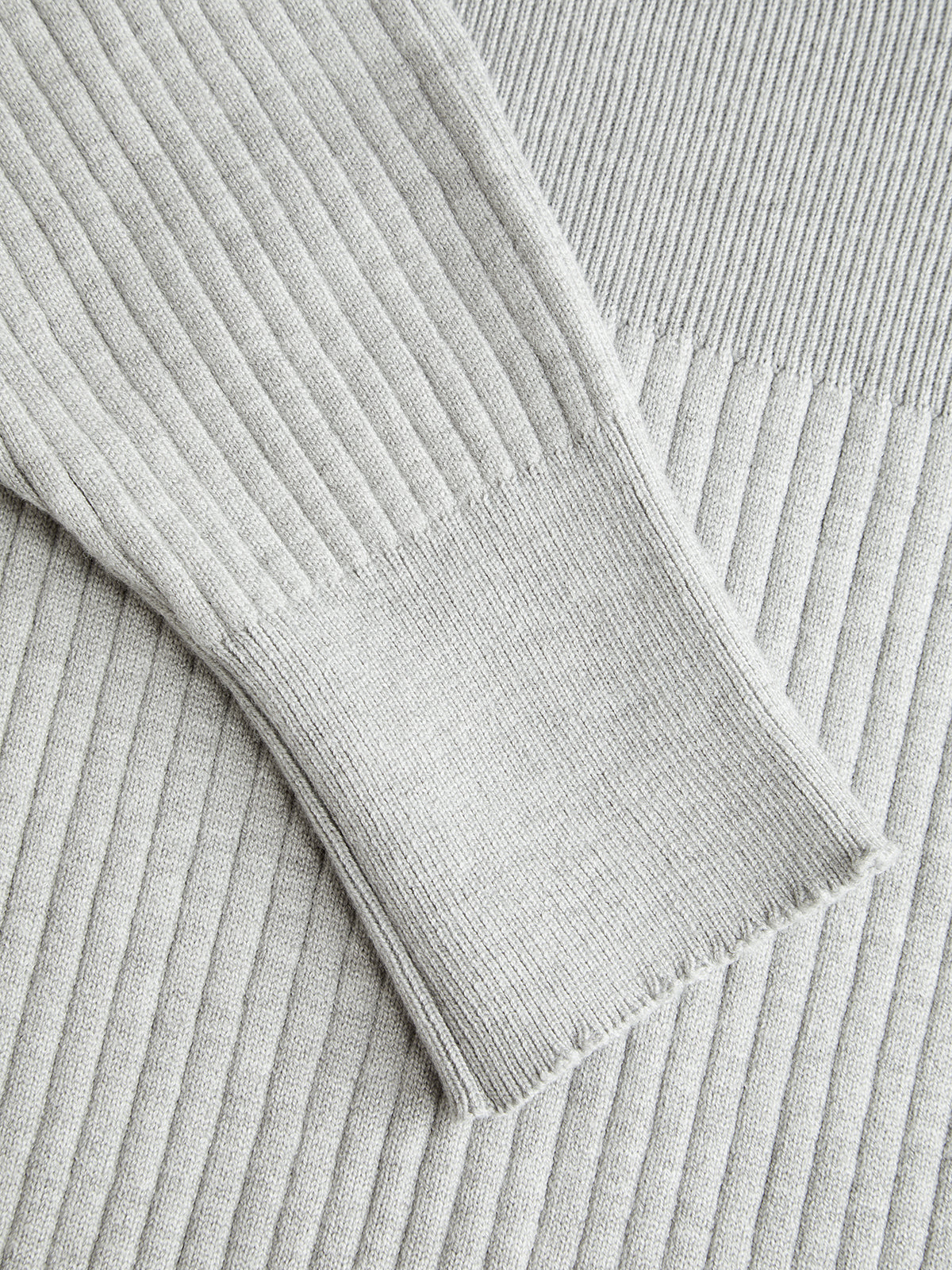 Rippstrick-Midikleid mit Carmenausschnitt und Taillenbetonung