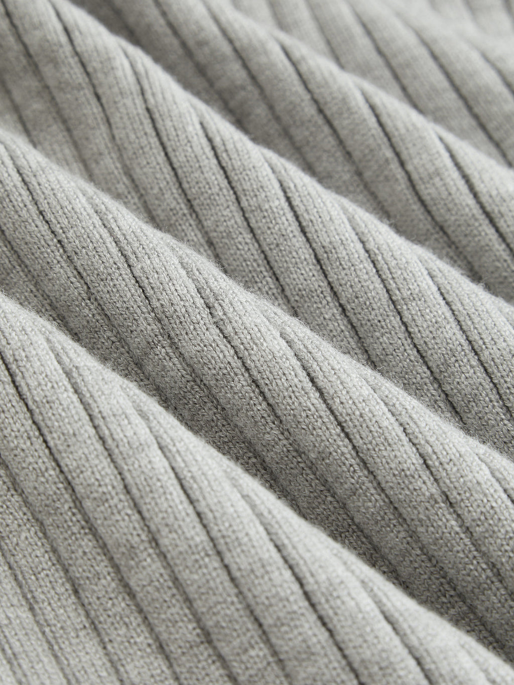 Rippstrick-Midikleid mit Carmenausschnitt und Taillenbetonung