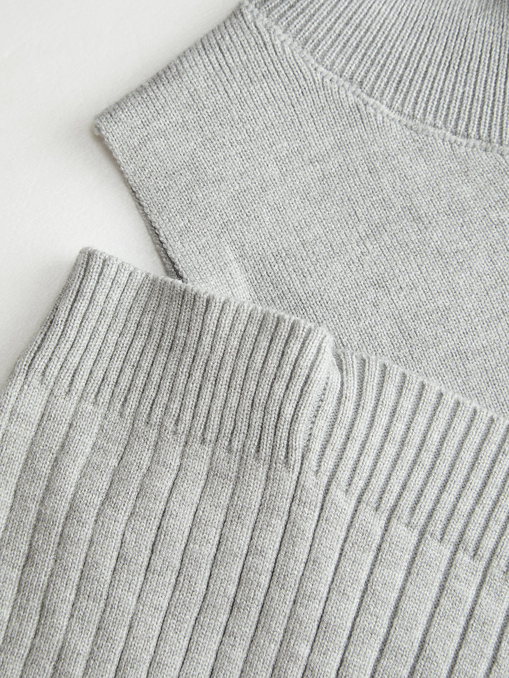 Rippstrick-Midikleid mit Carmenausschnitt und Taillenbetonung