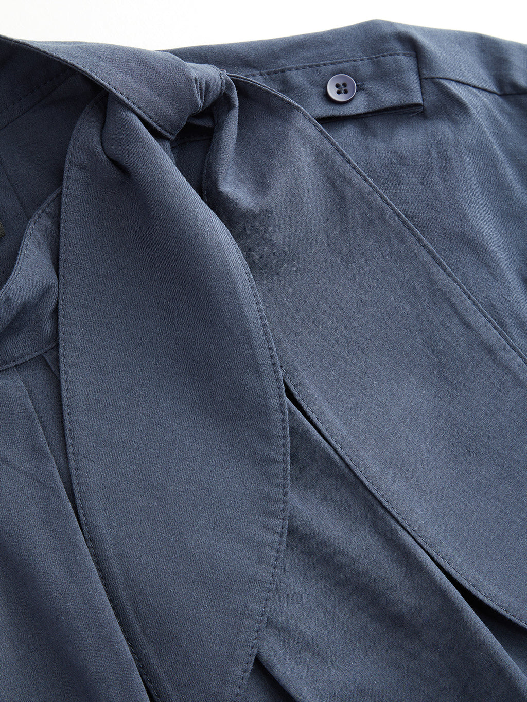 Kurze Bluse mit Bindekragen und Ballonärmeln