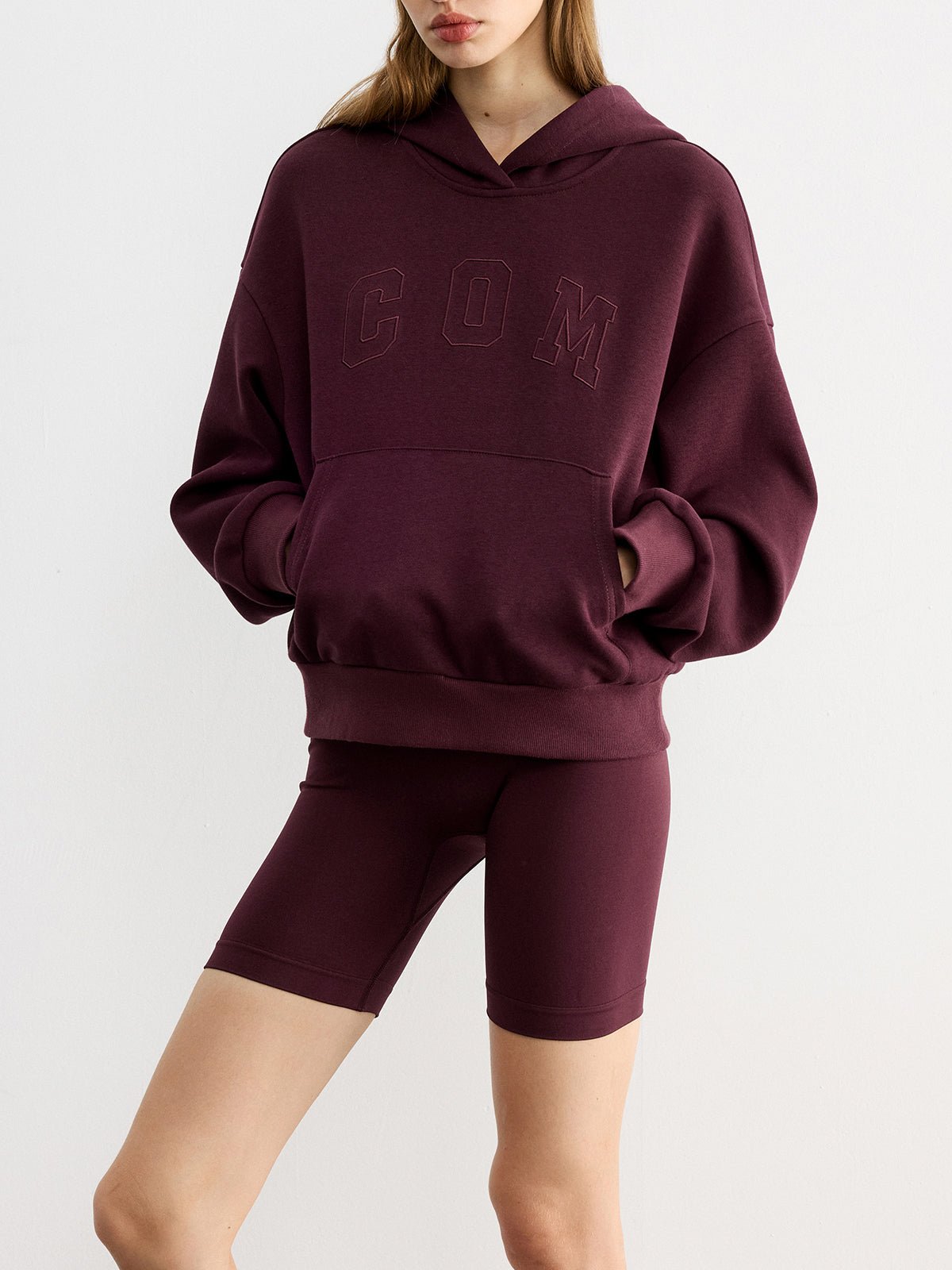 Kapuzenpullover mit aufgesticktem Schriftzug