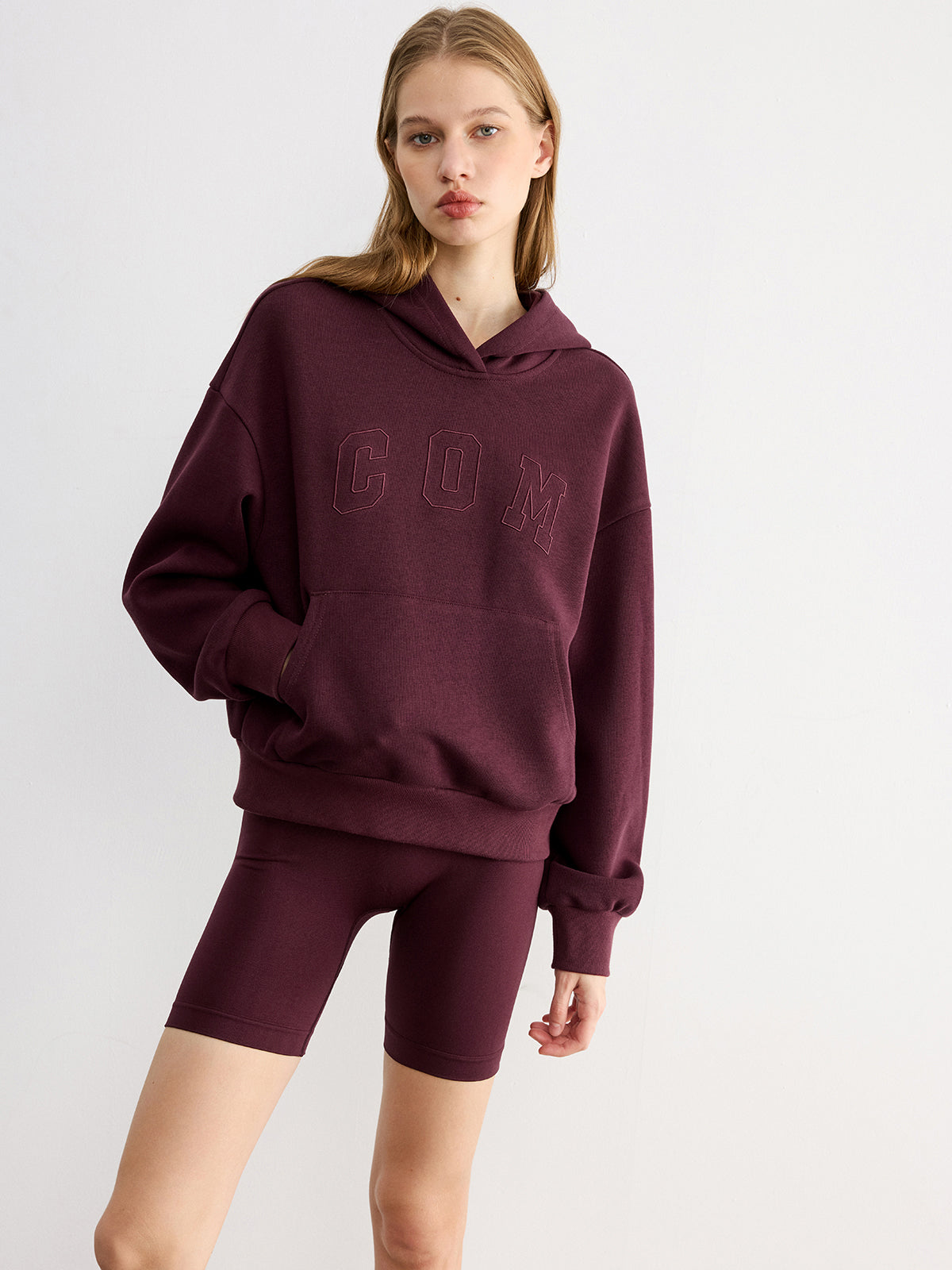 Kapuzenpullover mit aufgesticktem Schriftzug