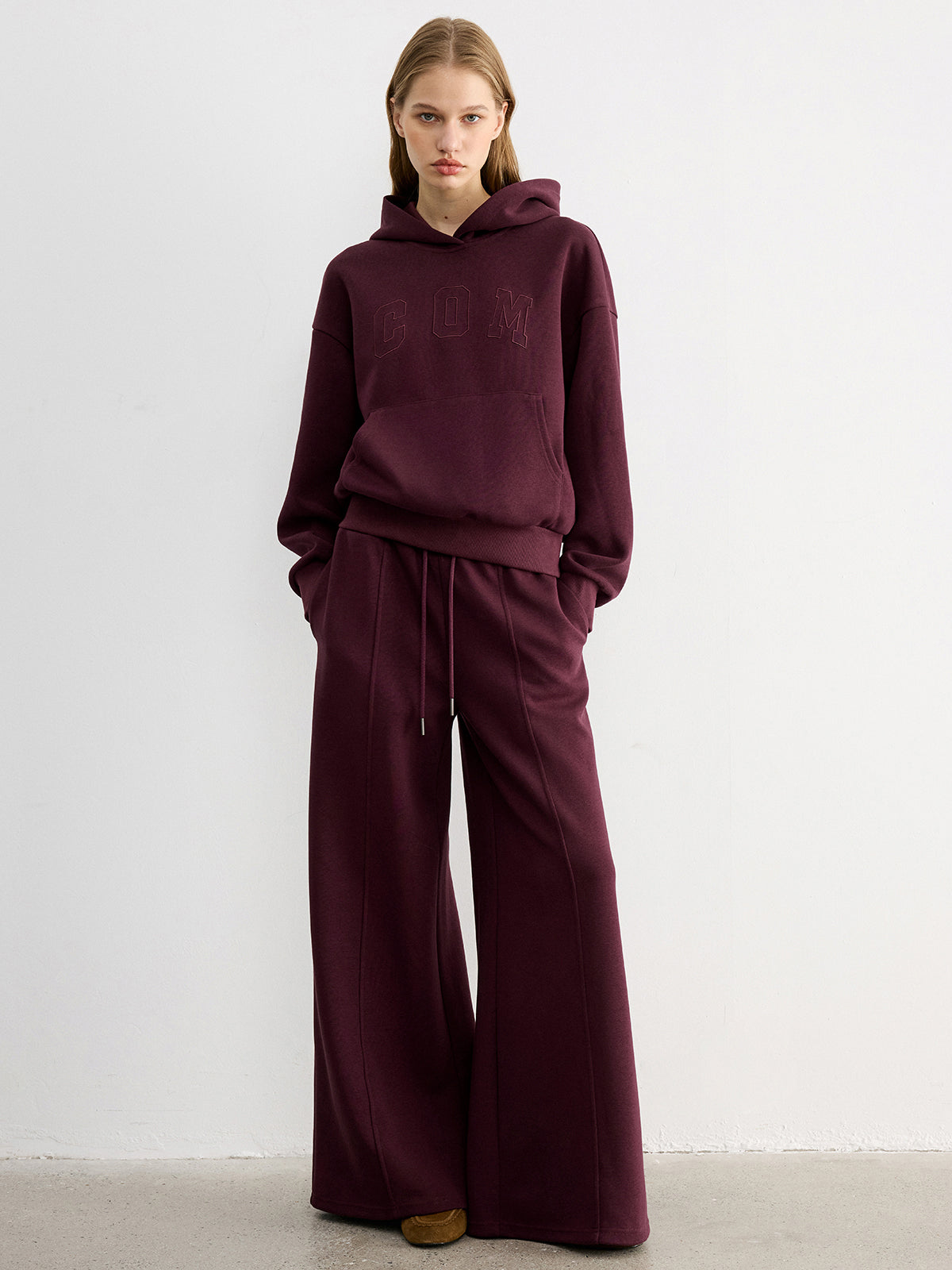 Kapuzenpullover mit aufgesticktem Schriftzug