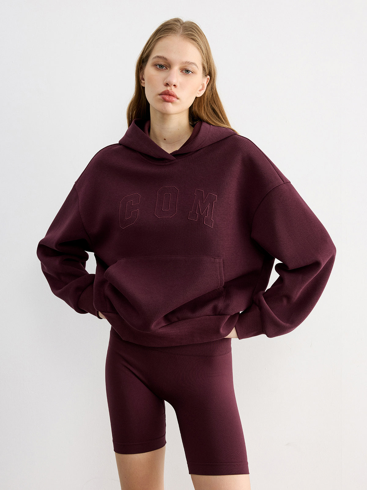 Kapuzenpullover mit aufgesticktem Schriftzug