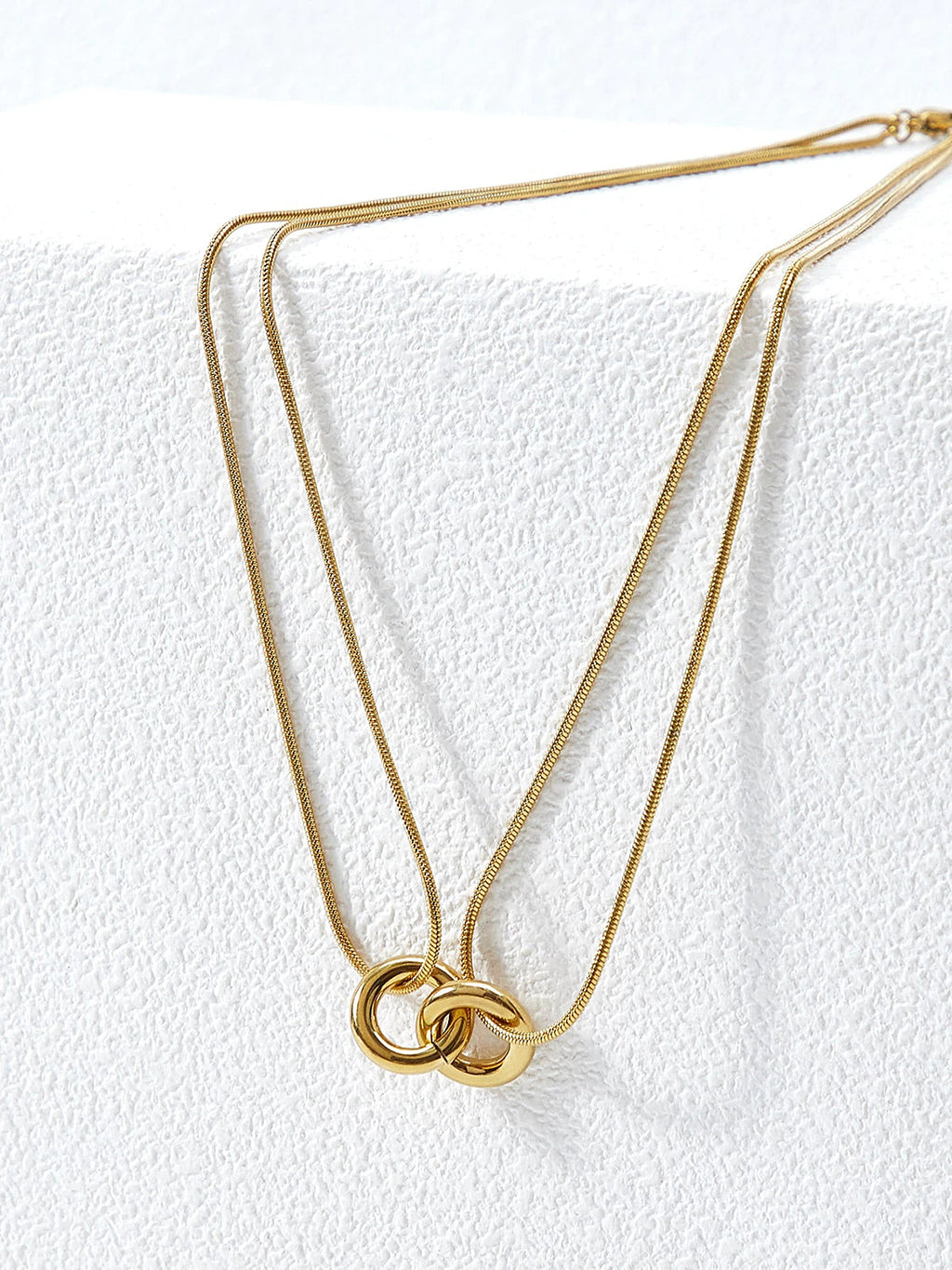 Halskette mit ineinandergreifenden Kreisen in Gold, mehrreihig