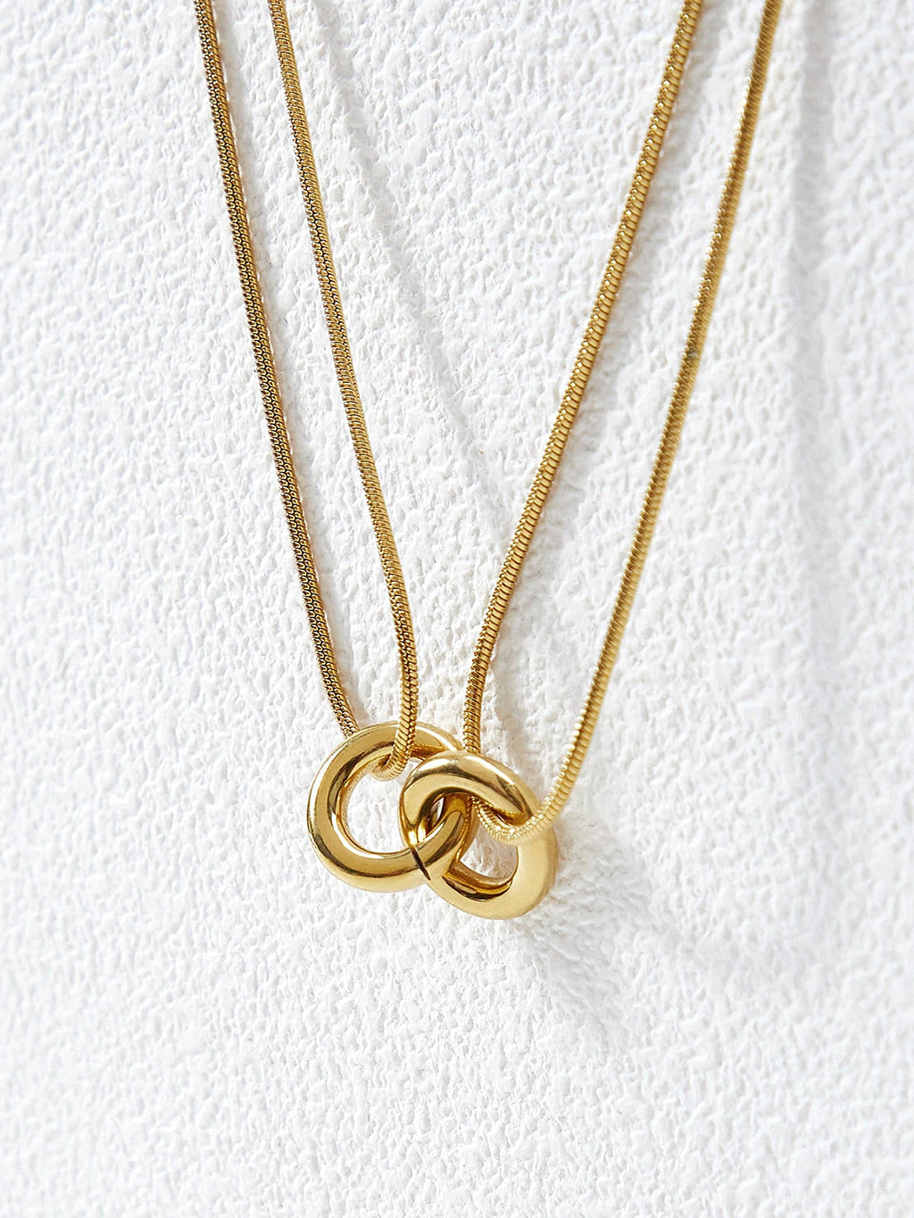 Halskette mit ineinandergreifenden Kreisen in Gold, mehrreihig