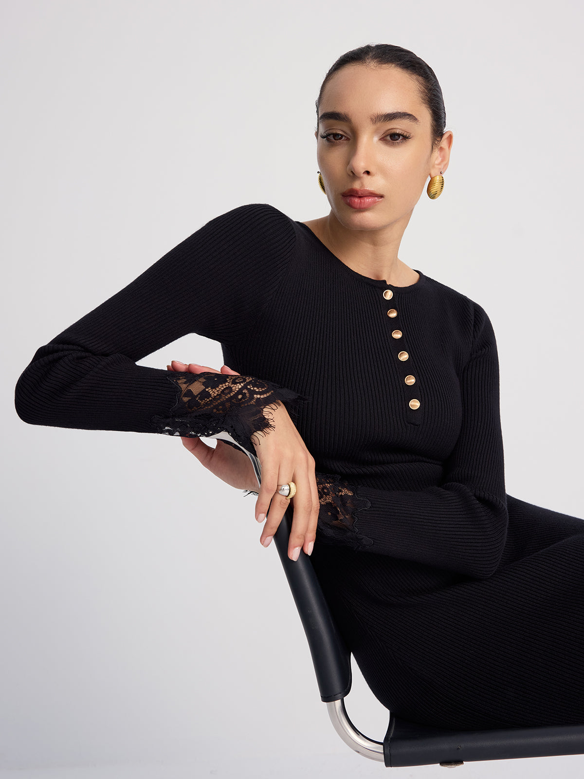 Robe midi en maille côtelée bordée de dentelle