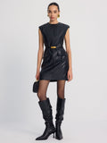 Minikleid aus Kunstleder mit Gürtel