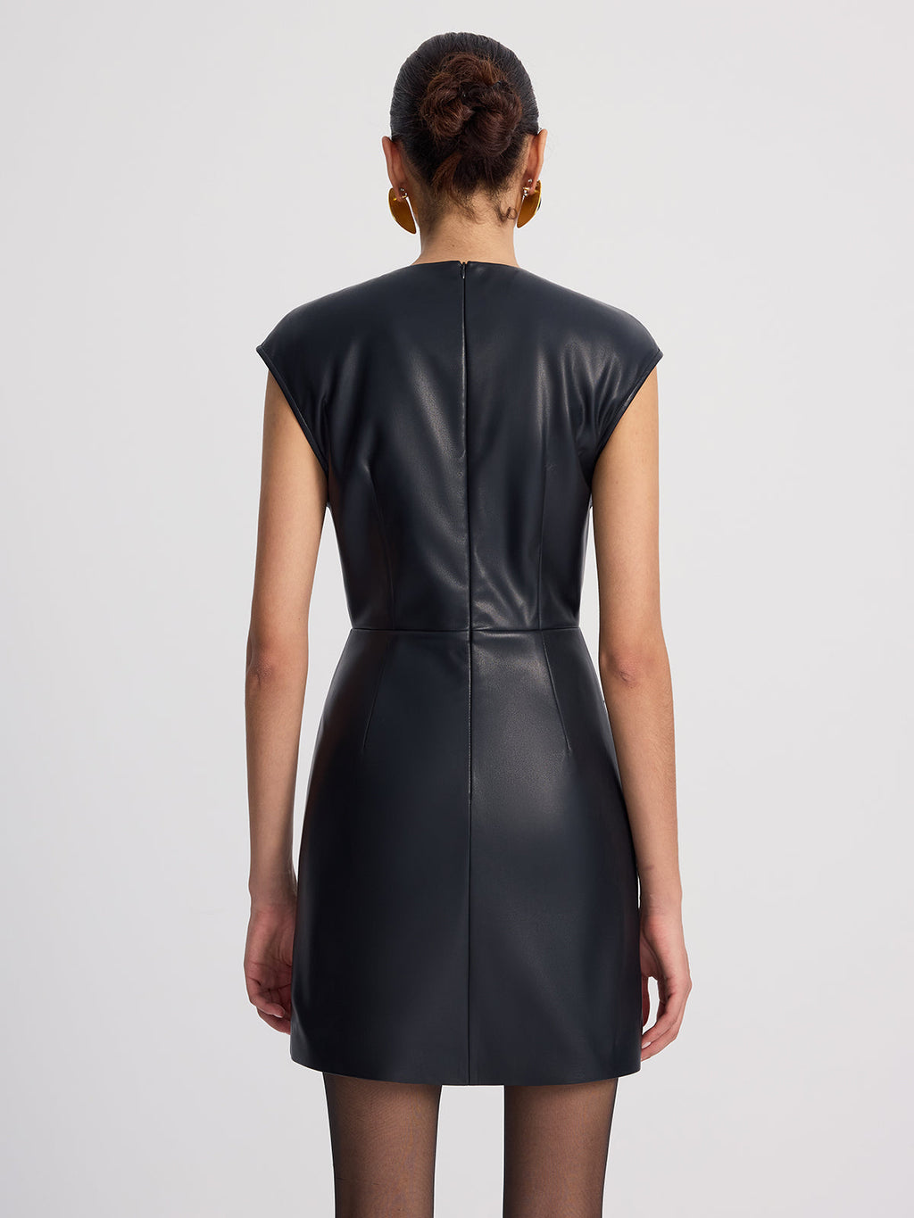 Minikleid aus Kunstleder mit Gürtel