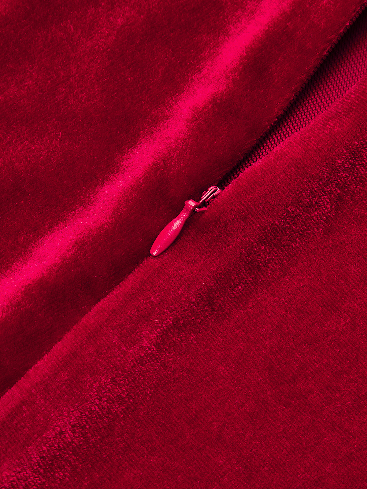Robe sans manches froncée en velours à col montant