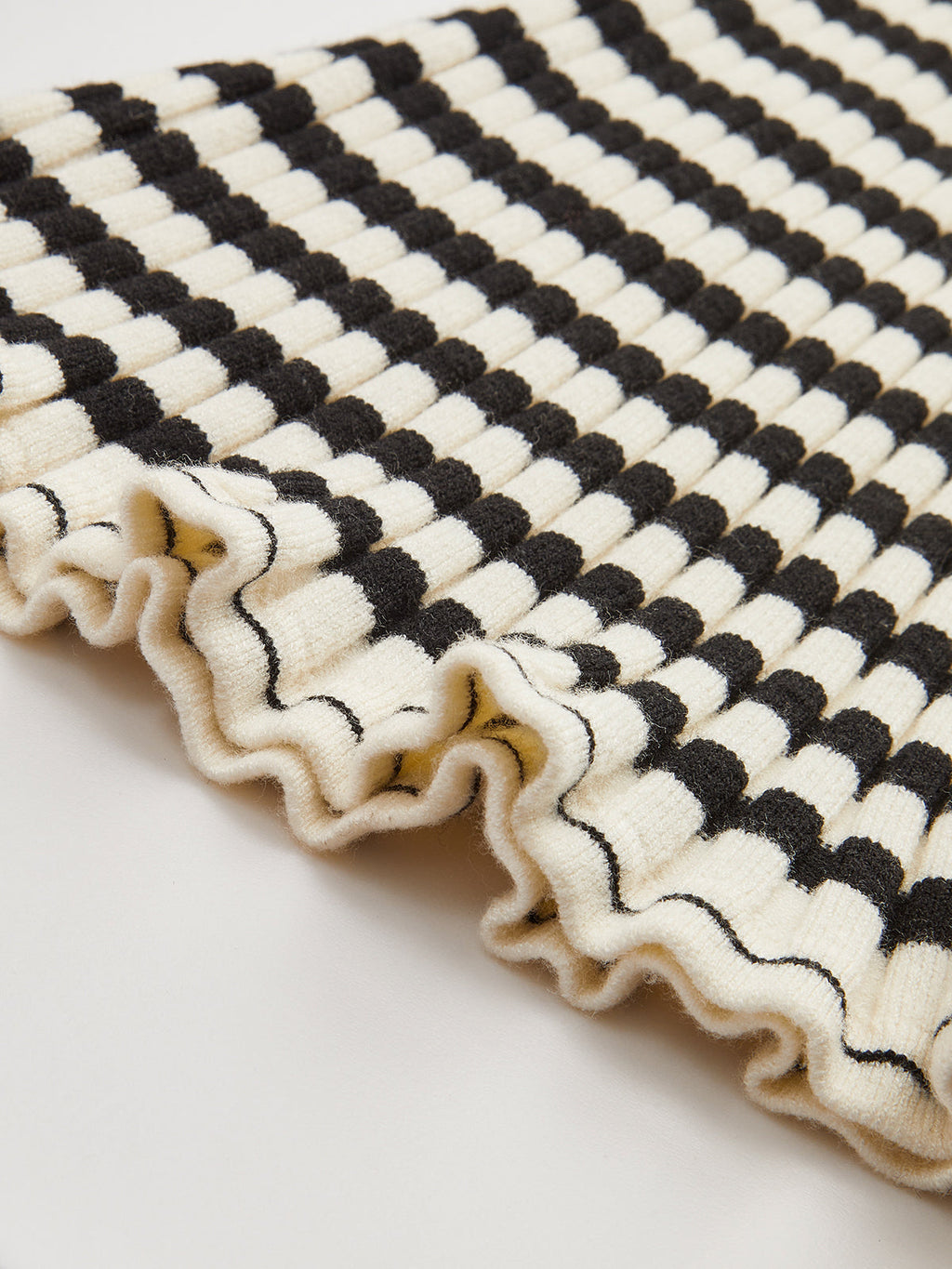 Gestreifter Rippstrickpullover mit ausgestellten Ärmelbündchen