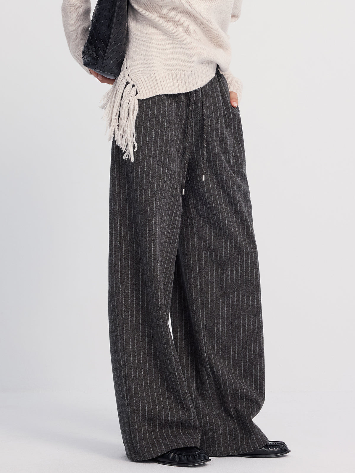 Nadelstreifen-Hose aus Wollmix mit weitem Bein