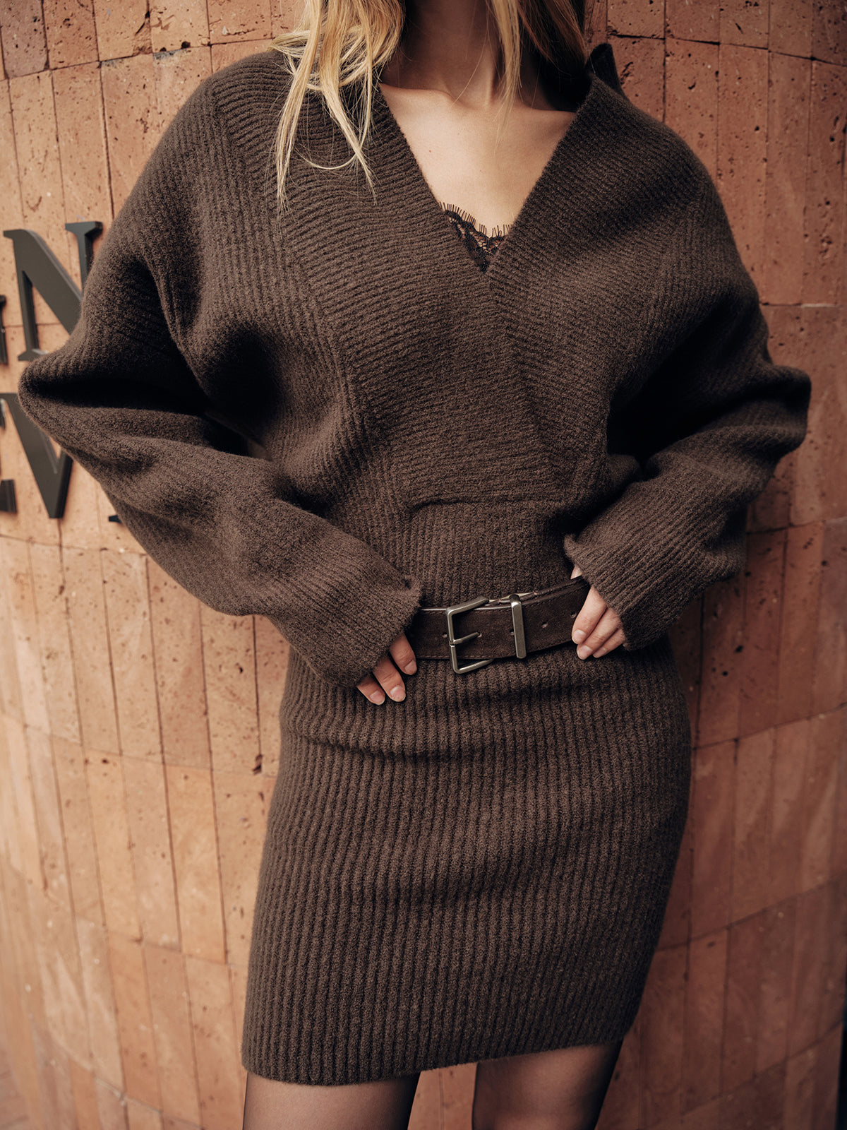 Mini-robe en maille côtelée à col en V sans ceinture