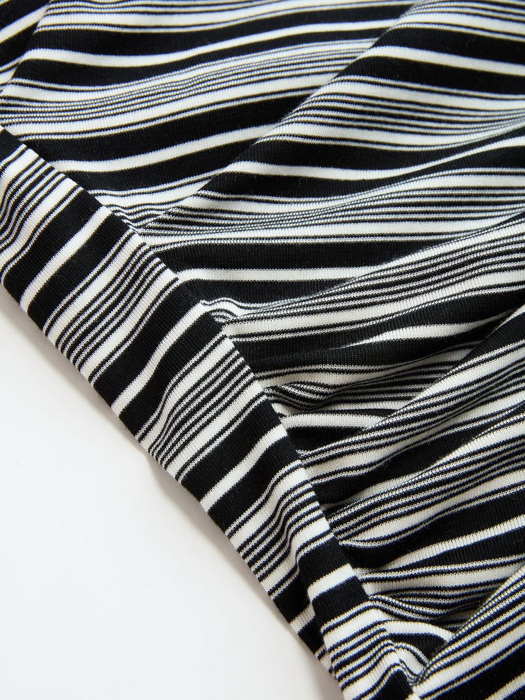 Haut asymétrique rayé avec design épaule dénudée