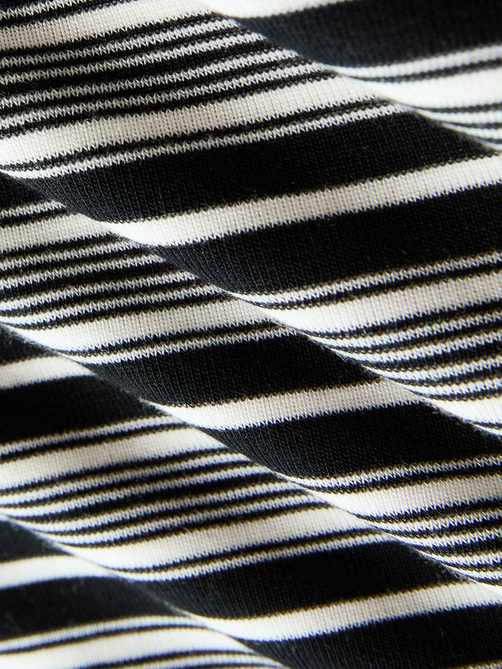 Haut asymétrique rayé avec design épaule dénudée