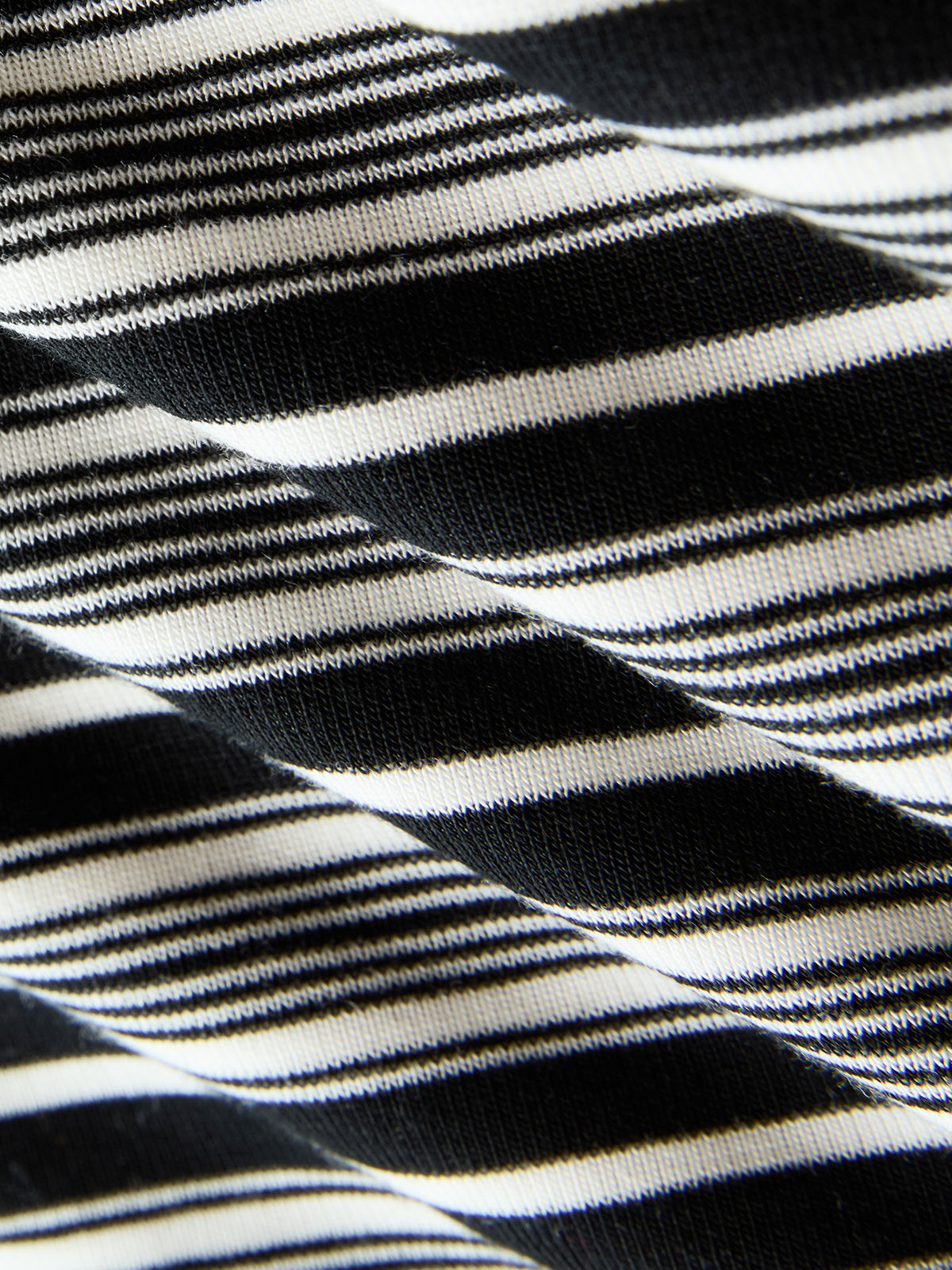 Haut asymétrique rayé avec design épaule dénudée
