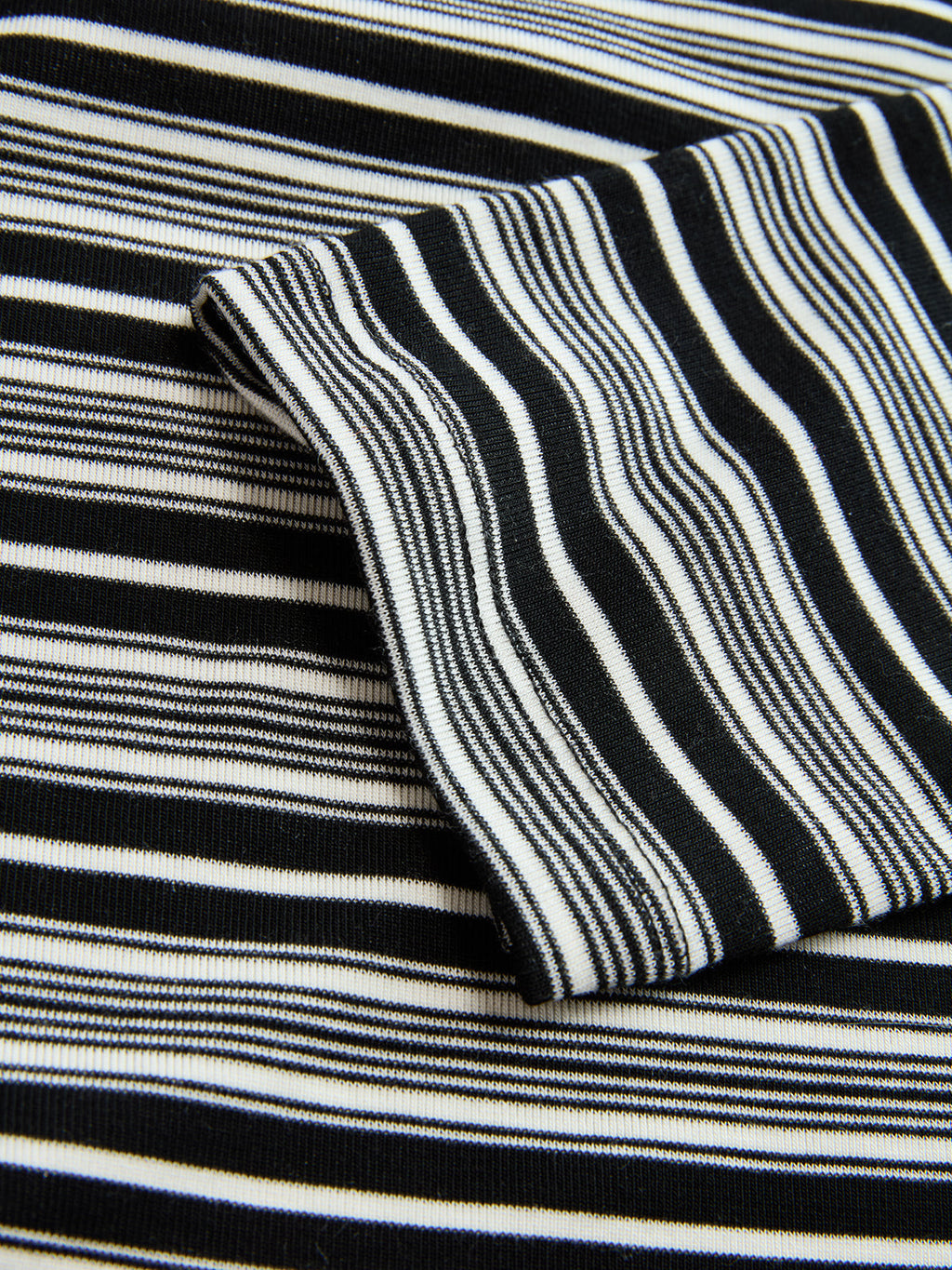 Haut asymétrique rayé avec design épaule dénudée