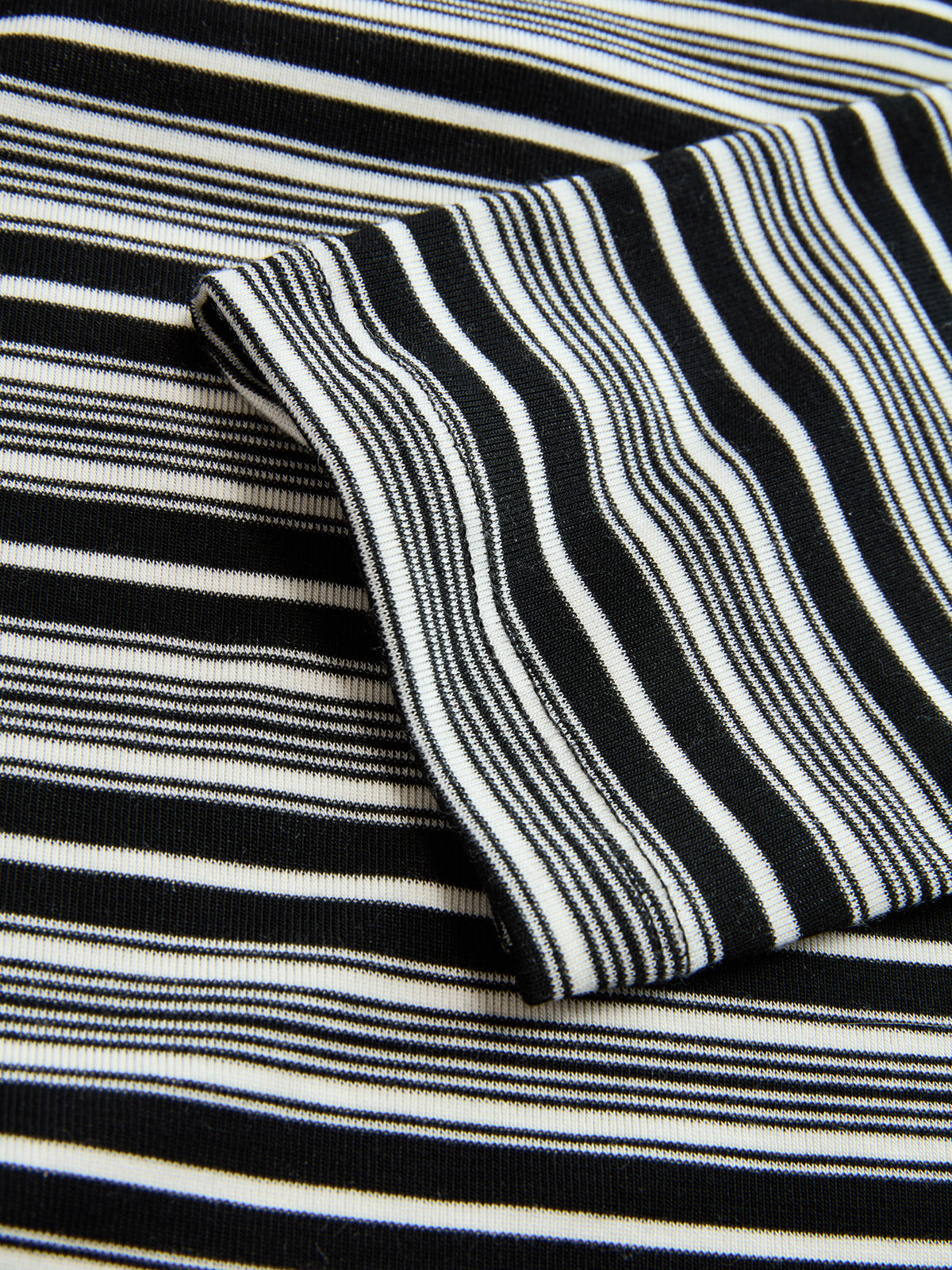 Haut asymétrique rayé avec design épaule dénudée