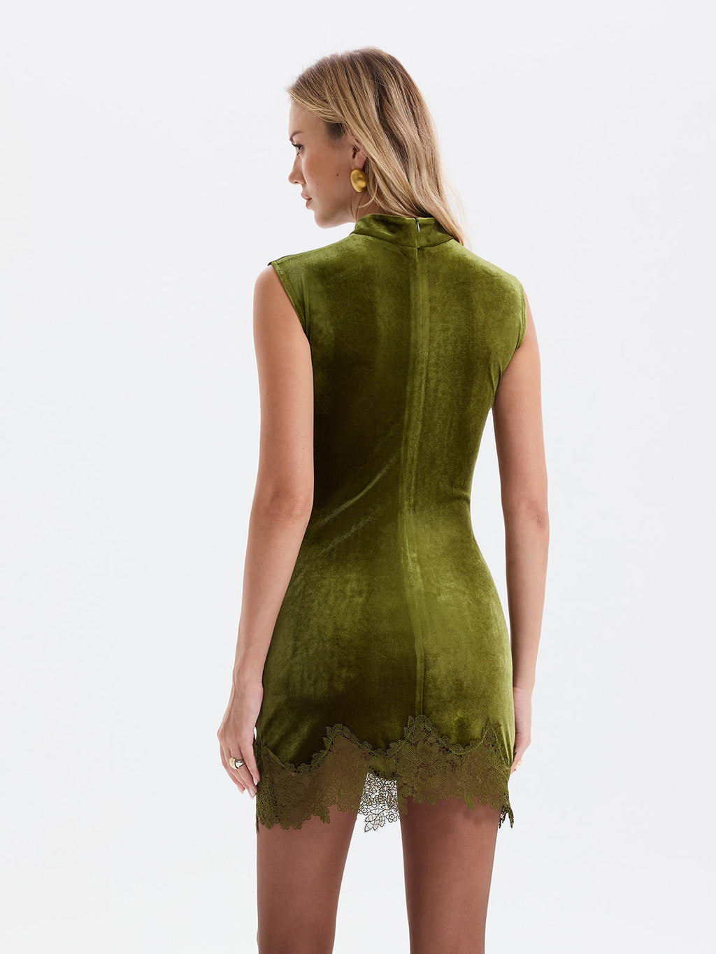 Mini-robe froncée en velours garnie de dentelle