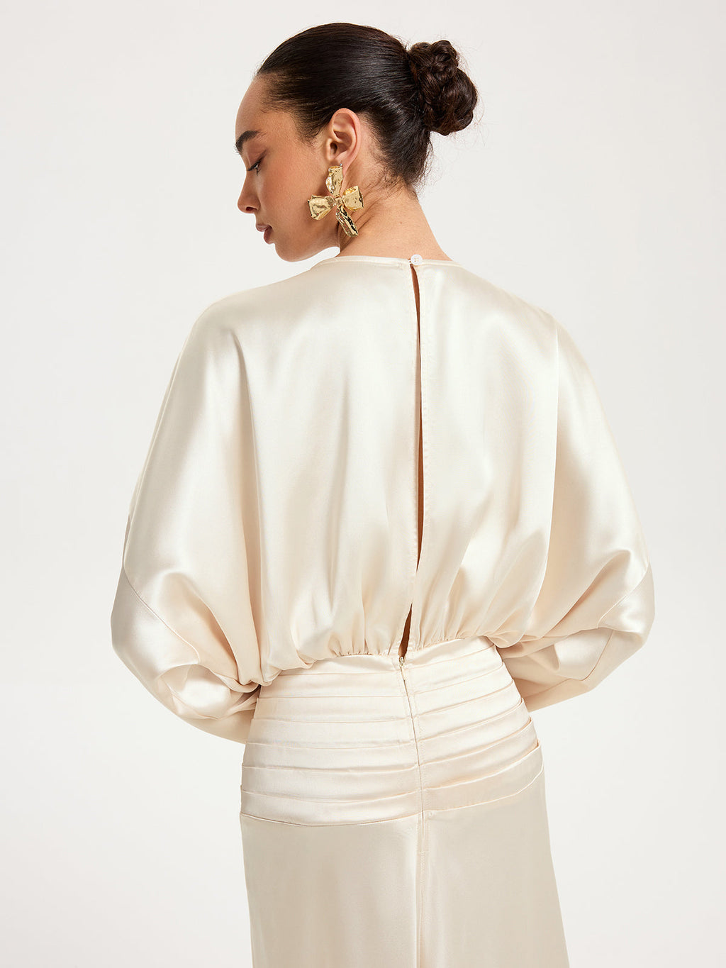 Satin-Maxikleid mit langen Ärmeln und Falten in der Taille