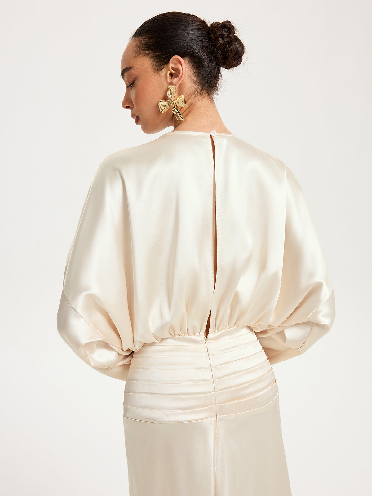 Robe longue en satin à manches longues et taille plissée