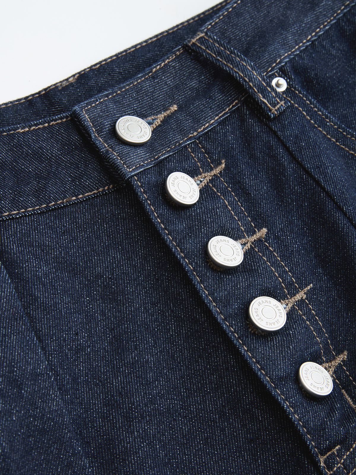 Jeans à jambes incurvées, taille mi-haute, boutonnés sur le devant