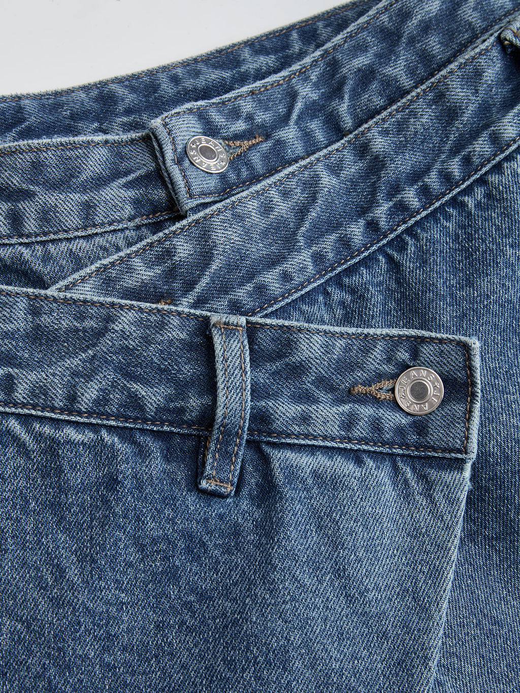 Jeans mit überkreuztem Bund und weitem Bein