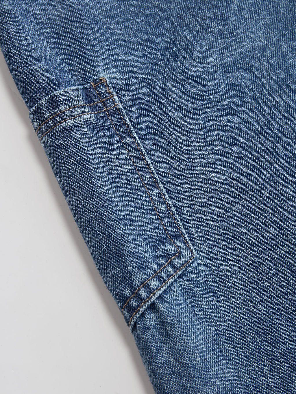 Jeans mit überkreuztem Bund und weitem Bein