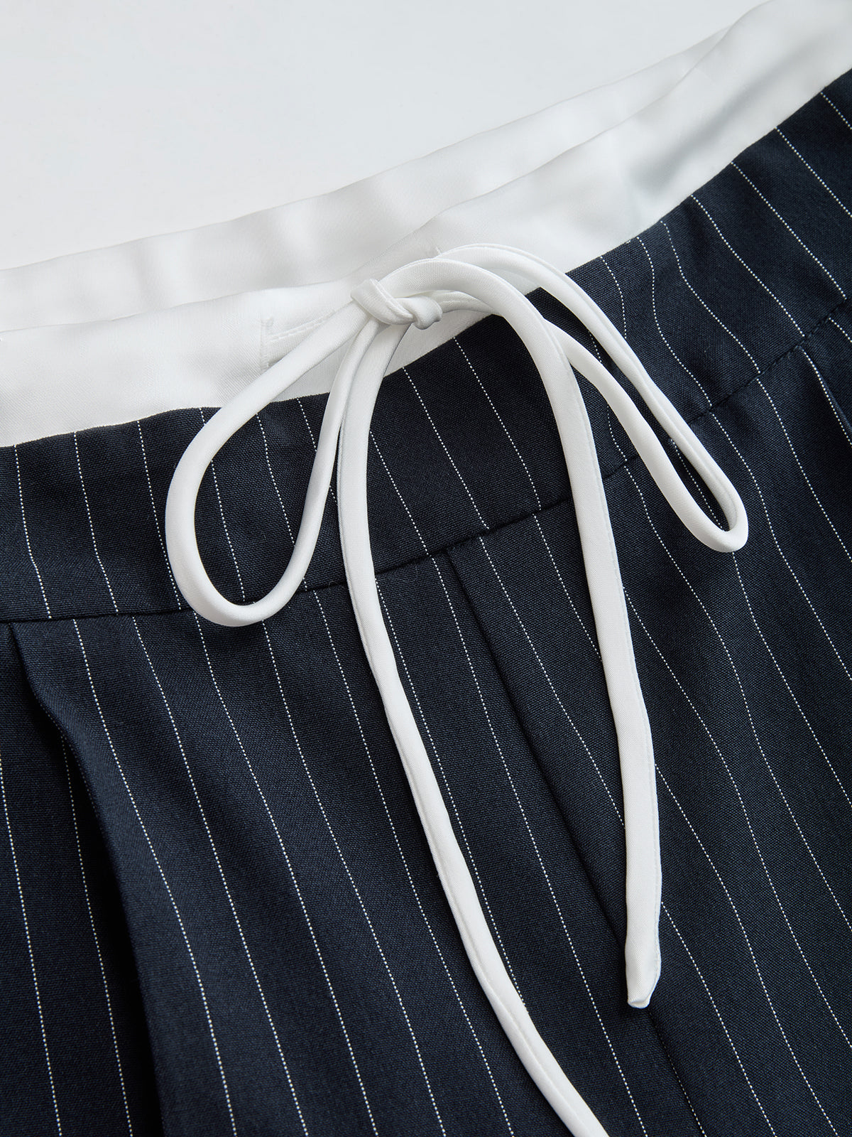 Pantalon large à taille coulissée et rayures fines