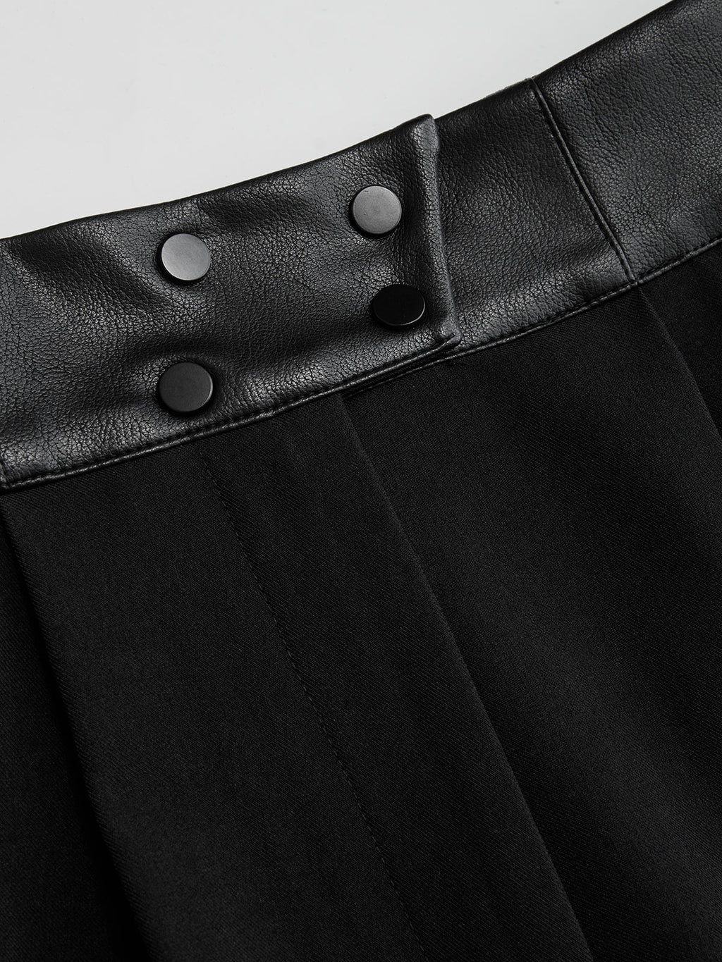 Pantalon ample avec bordure en similicuir