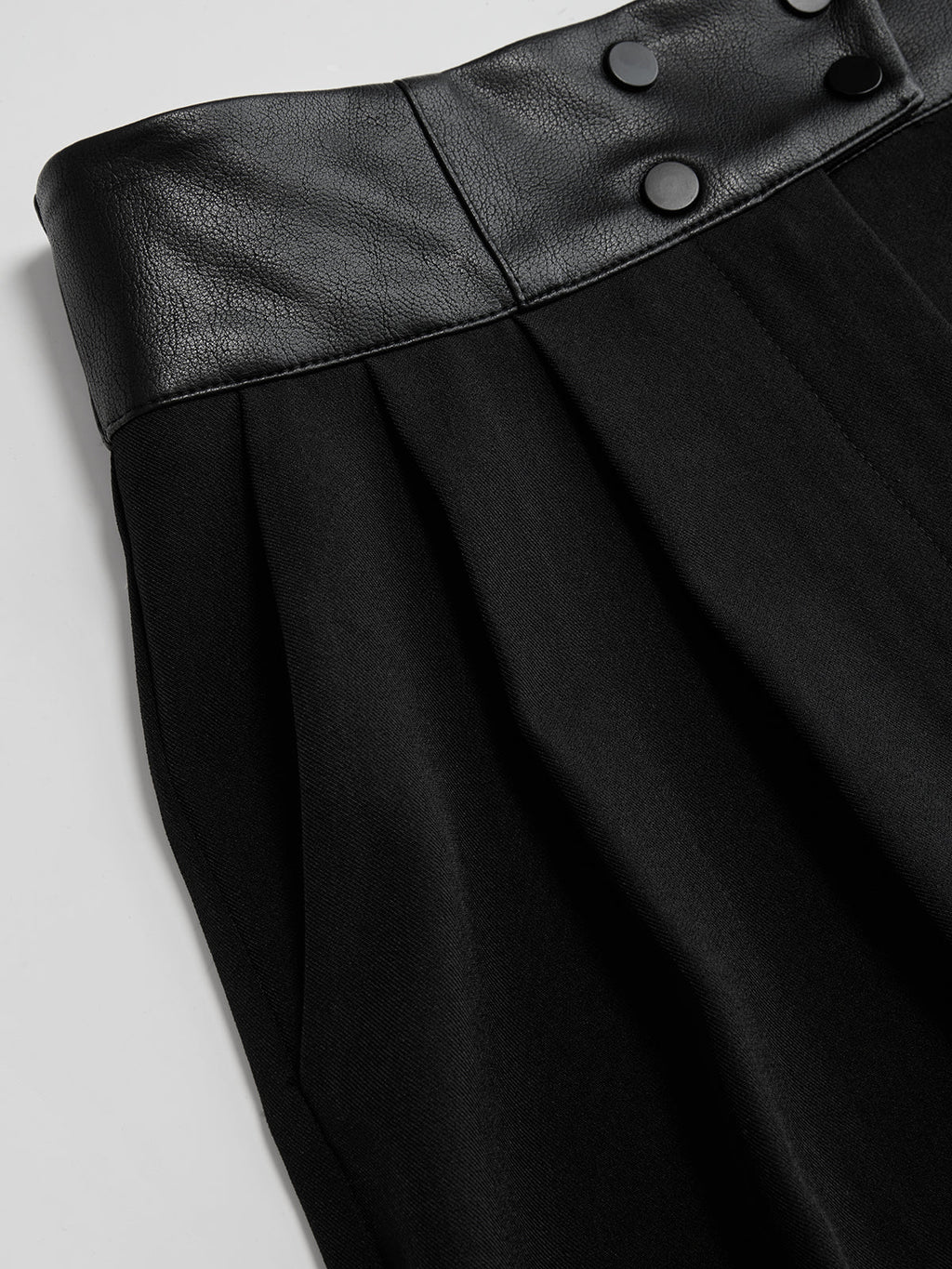 Pantalon ample avec bordure en similicuir