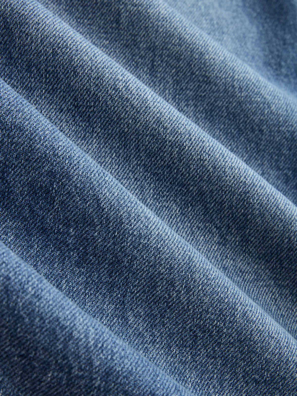 Asymmetrische Jeans mit weitem Bein und mittlerer Bundhöhe