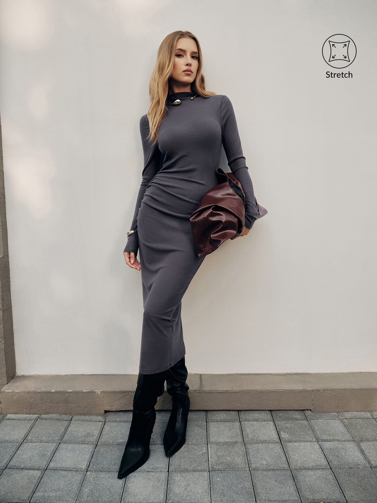Geripptes Maxikleid mit langen Ärmeln und Raffungen