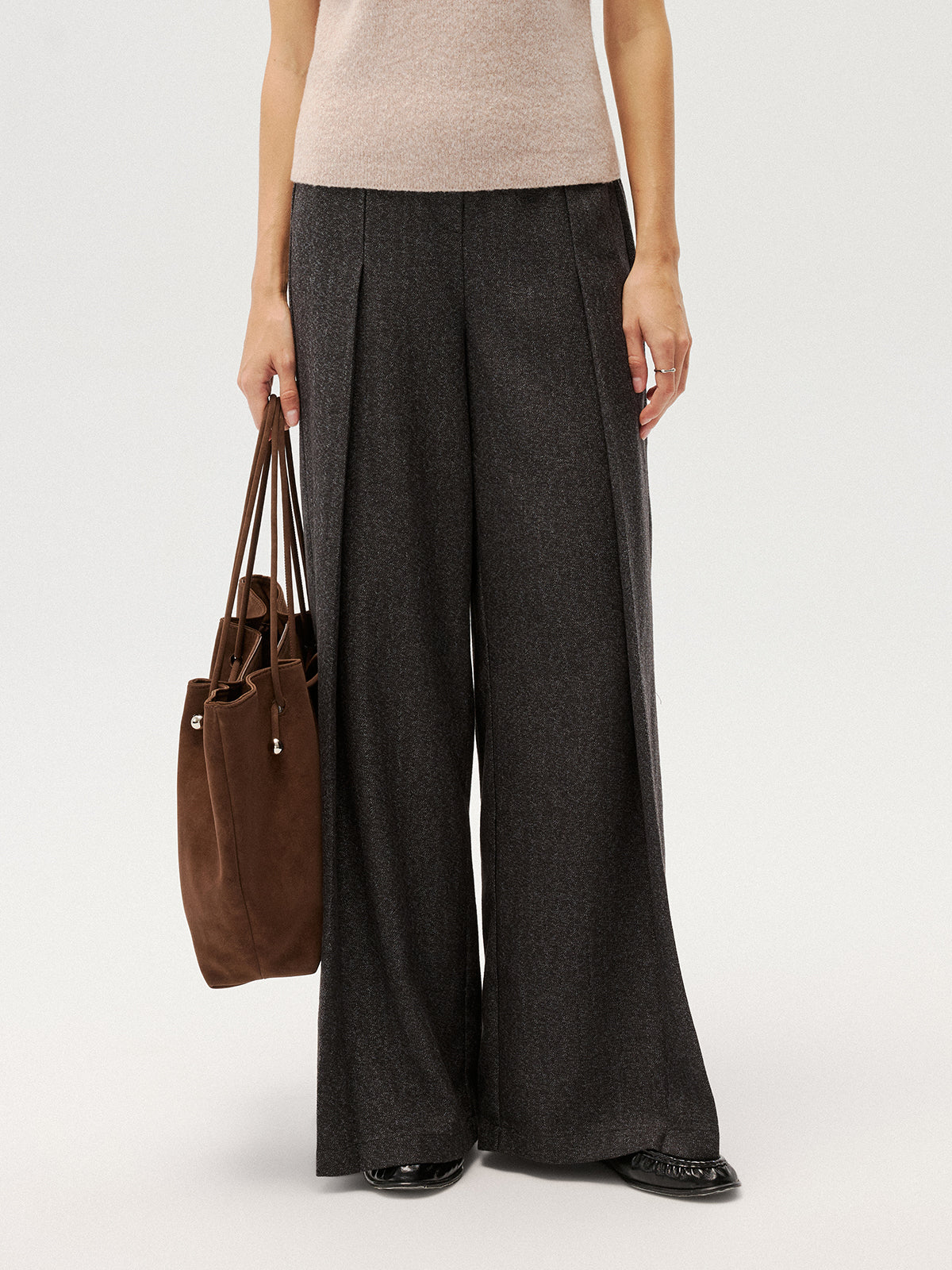 Elastische Hose mit weitem Bein und Falten