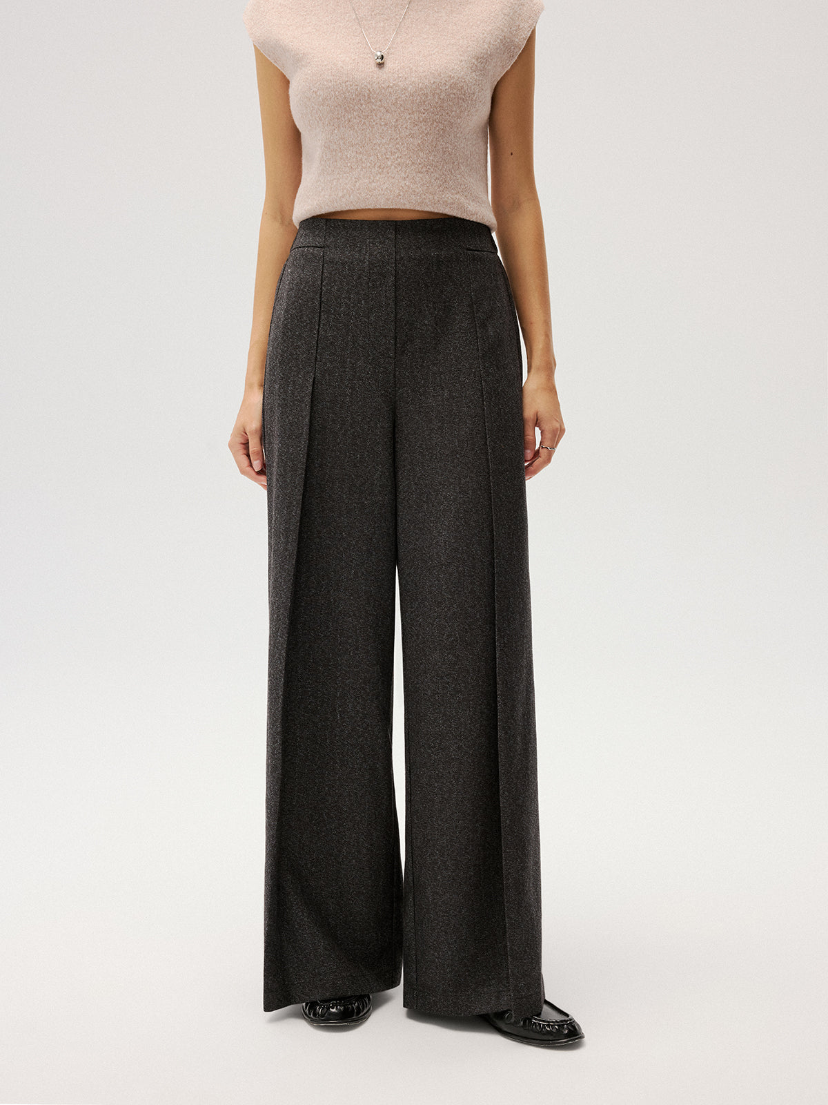 Elastische Hose mit weitem Bein und Falten