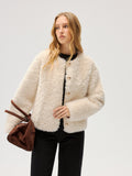 Manteau en fausse fourrure à boutons métalliques