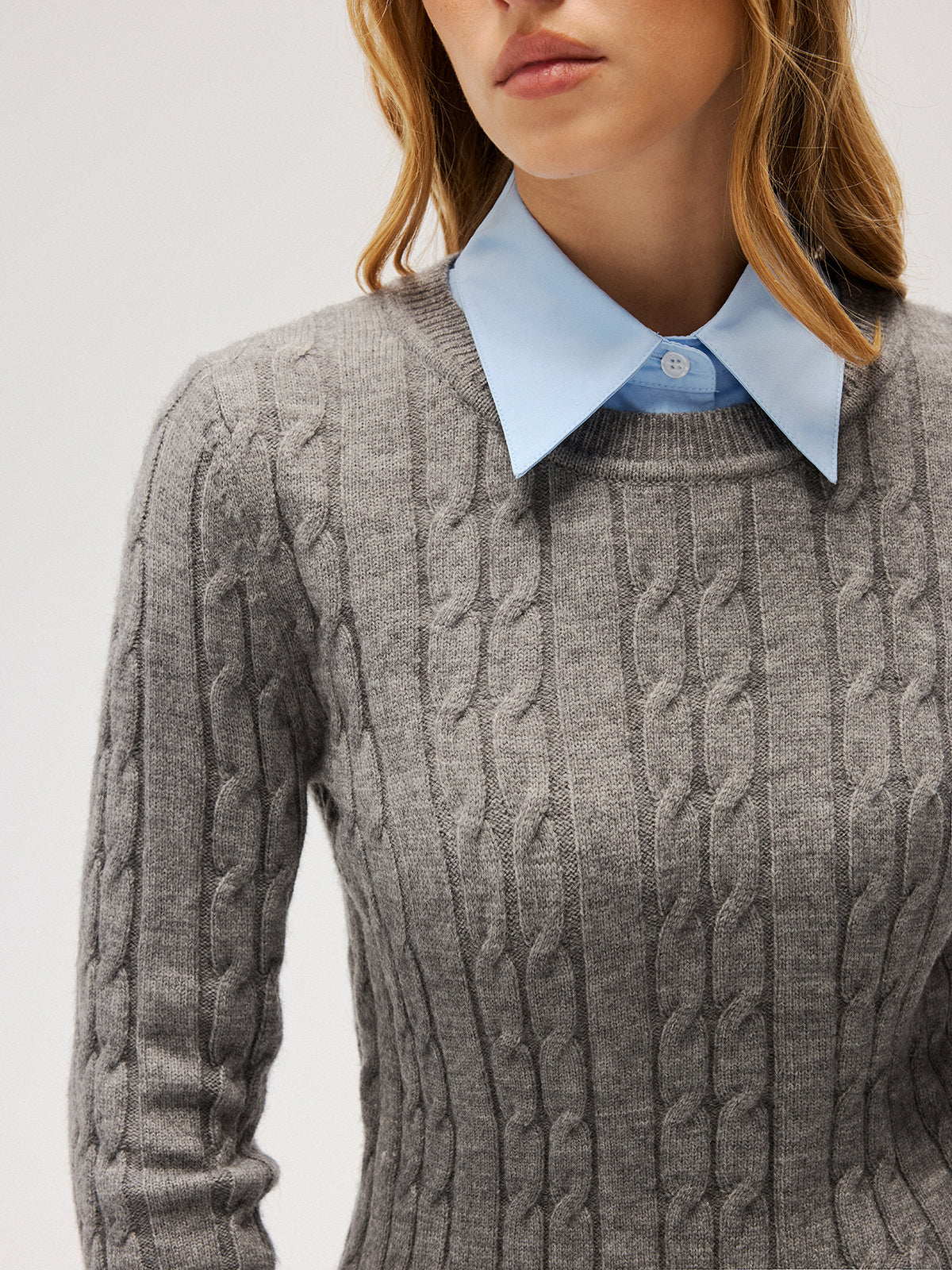 2-in-1 Kontrast-Rollkragenpullover mit Zopfmuster