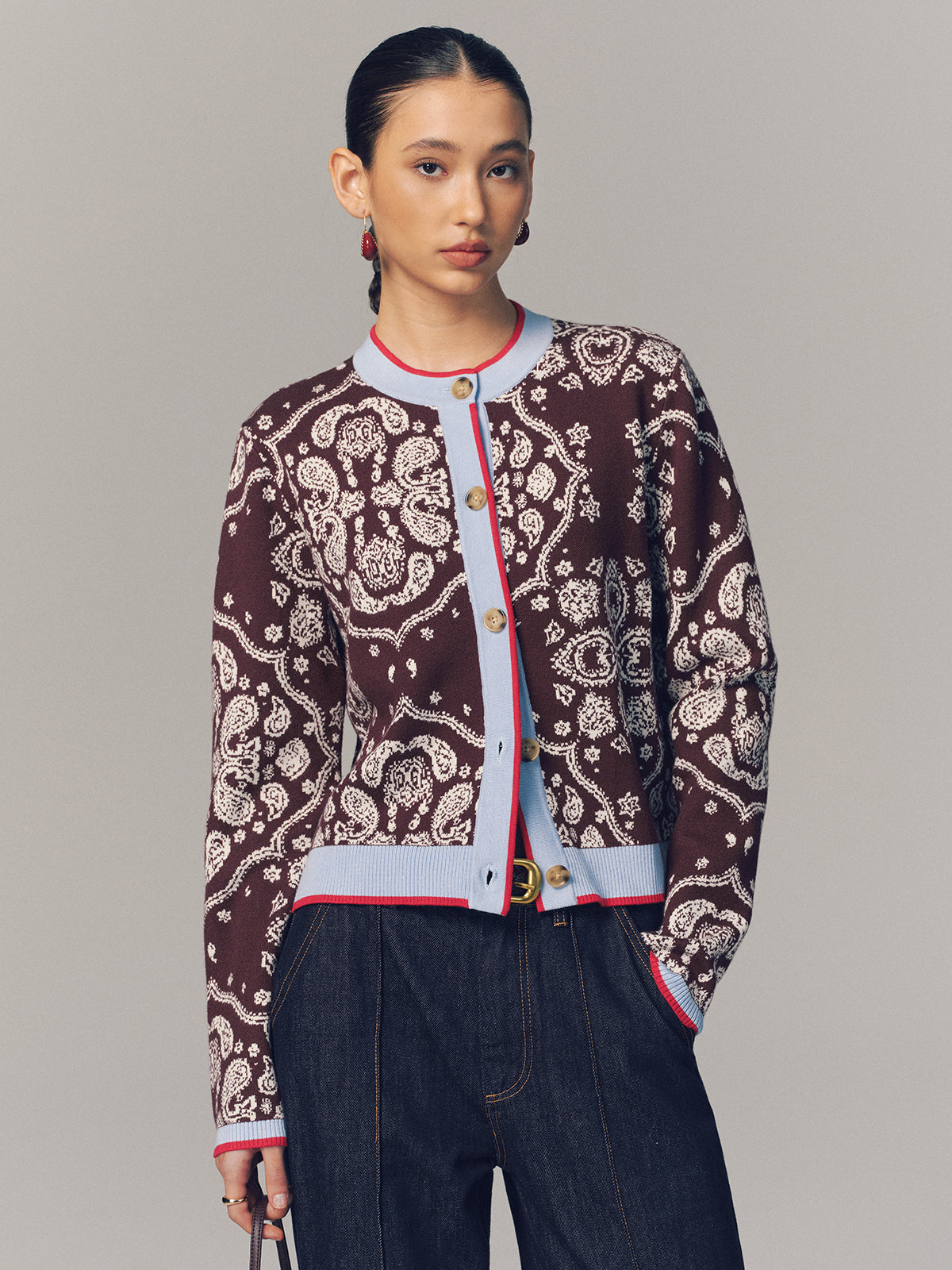 Cardigan mit Paisleymuster und kontrastierenden Borten